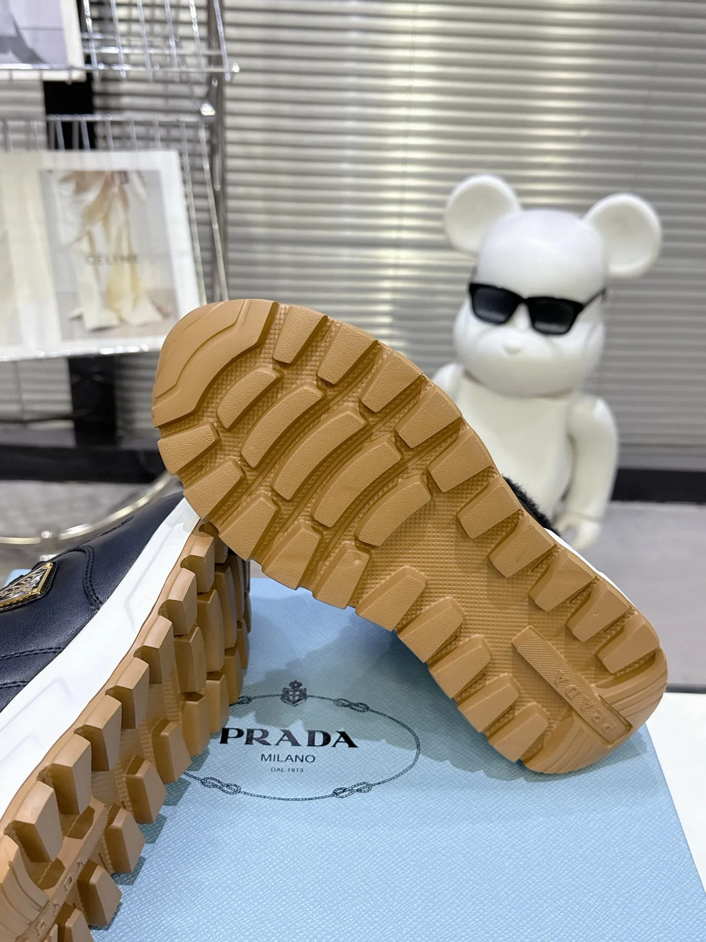【PRADA】P: 660💰Couple style▪️Size: Women’s 35-40⚛Size: Men’s 39-44(45 customized) 2025 𝐬𝐬Prada’s new product, coming with strength! ❣️Many Internet celebrities have the same style, fashionable and versatile nice items, original shoes are developed and purchased from Italian counters, and are reproduced 1:1 according to the original taste. This year’s theme is not to be defined, embodying texture through simplicity💛From thick-soled sneakers to zigzag short boots to 2025 flat shoes, everything reveals a sure-fire momentum... It combines gentleness and handsomeness, the finishing touch for women❤️ Wear-resistant and ultra-light two-color outsole.